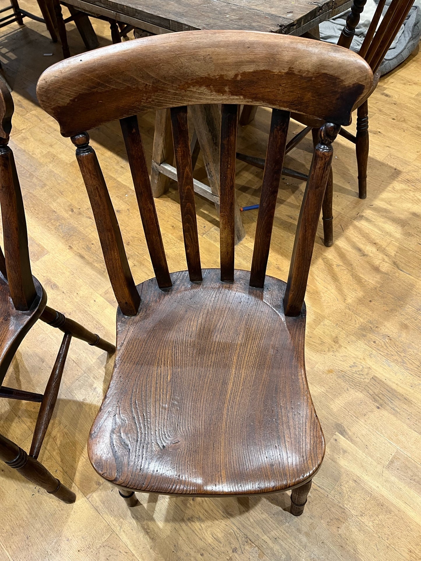 A pair of elm Windsor slat back country kitchen chairs.