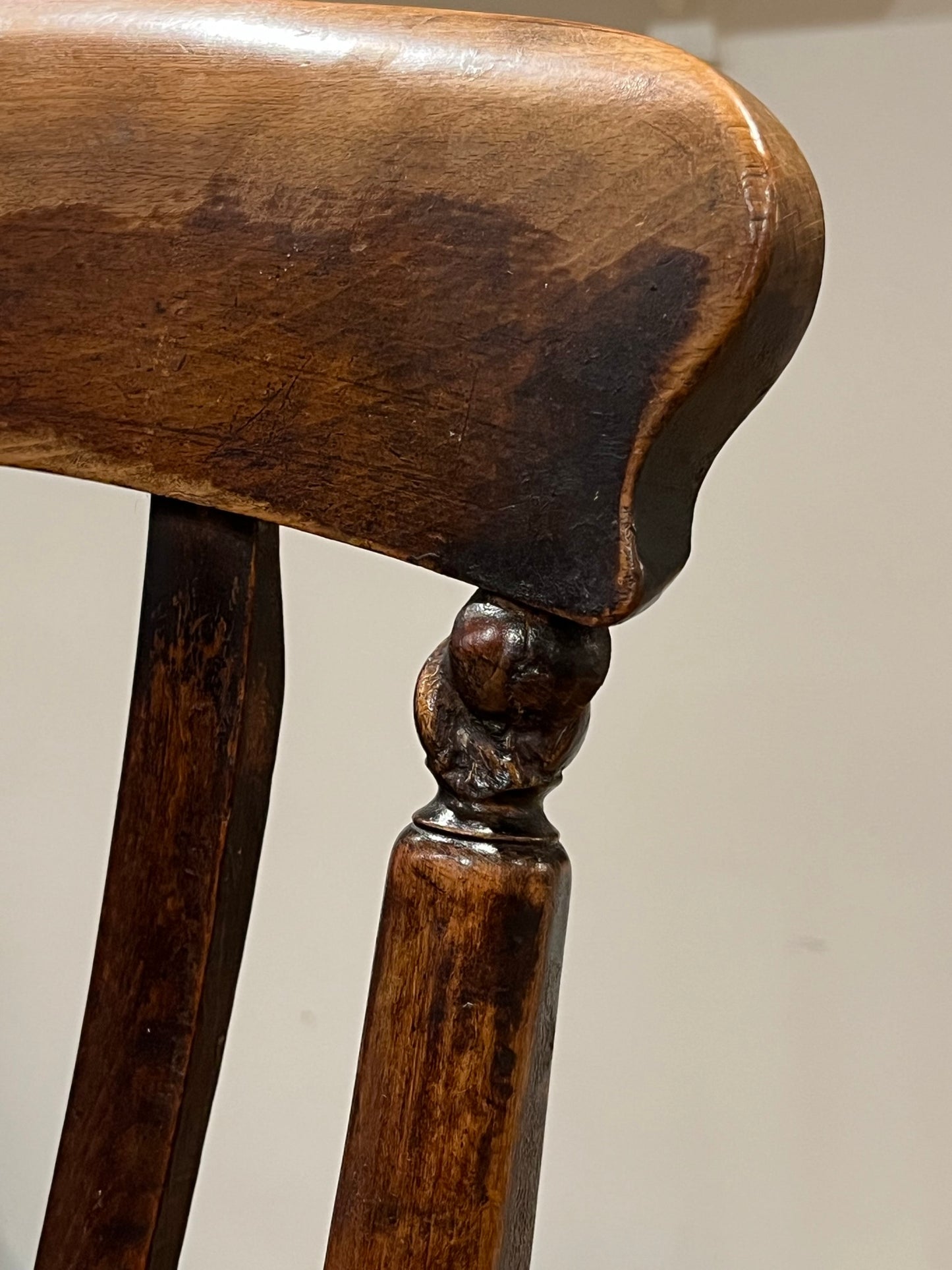 A pair of elm Windsor slat back country kitchen chairs.