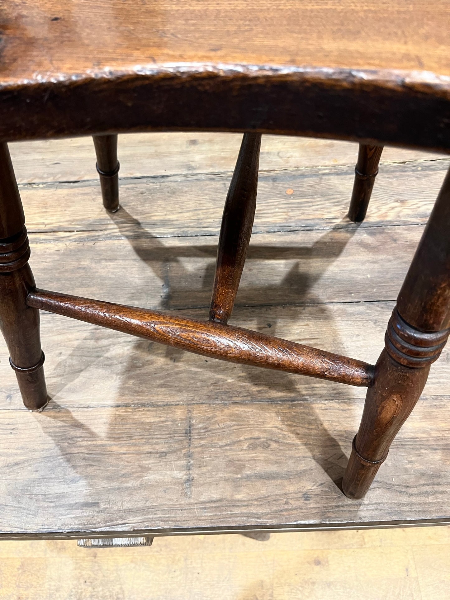 A pair of elm Windsor slat back country kitchen chairs.