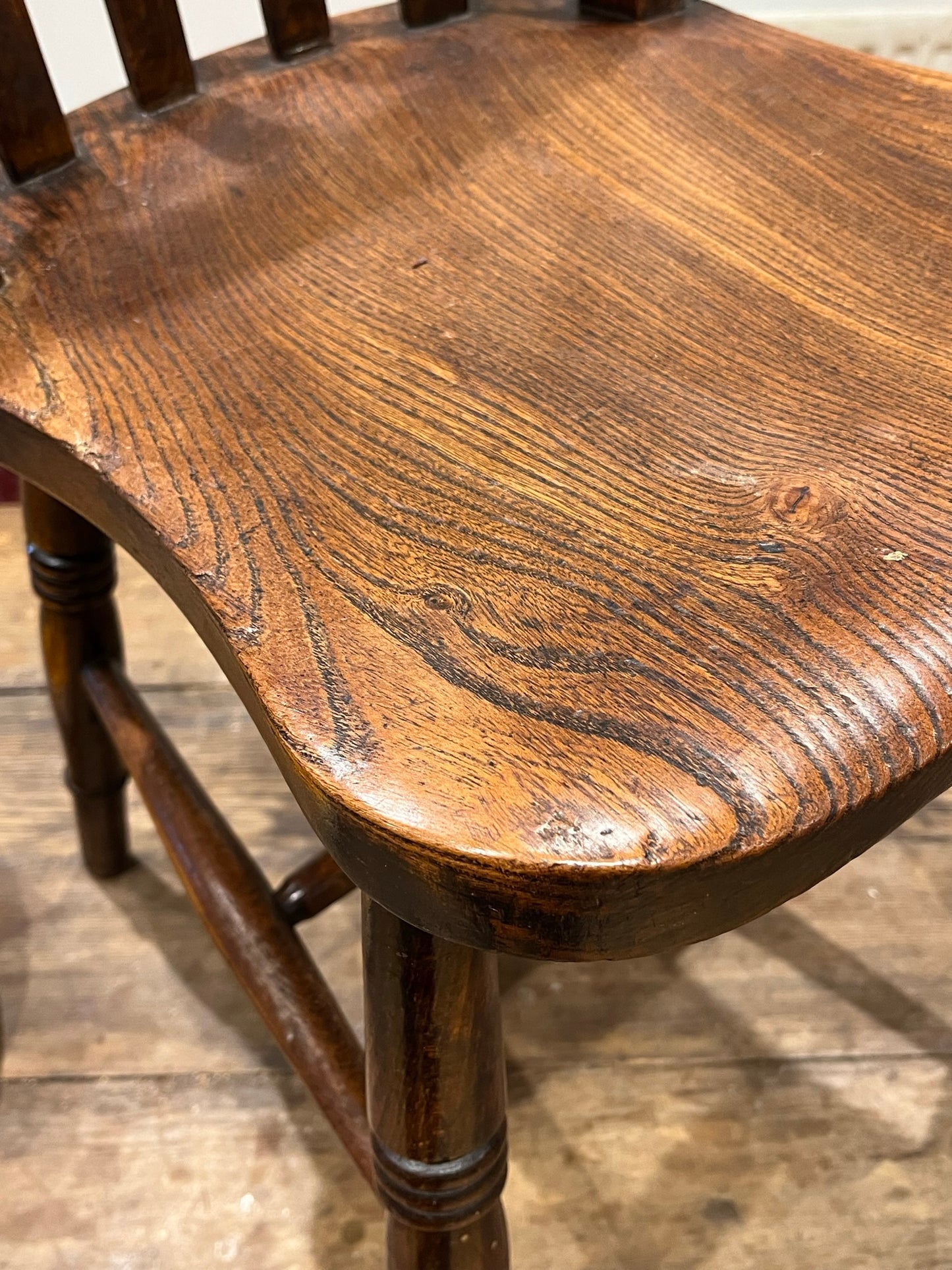 A pair of elm Windsor slat back country kitchen chairs.