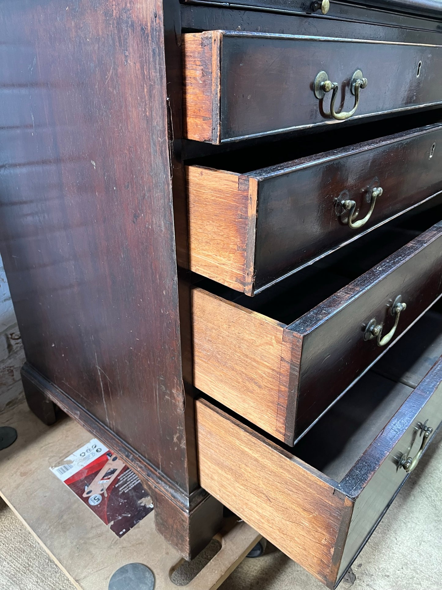 Georgian mahogany bachelor chest of drawers.