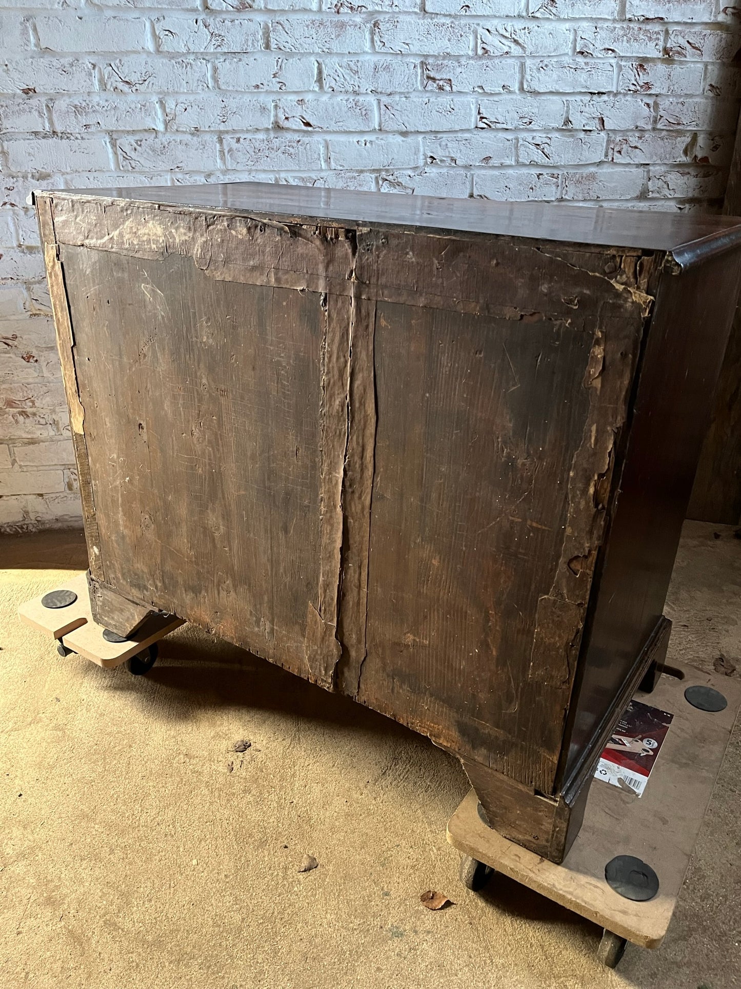 Georgian mahogany bachelor chest of drawers.