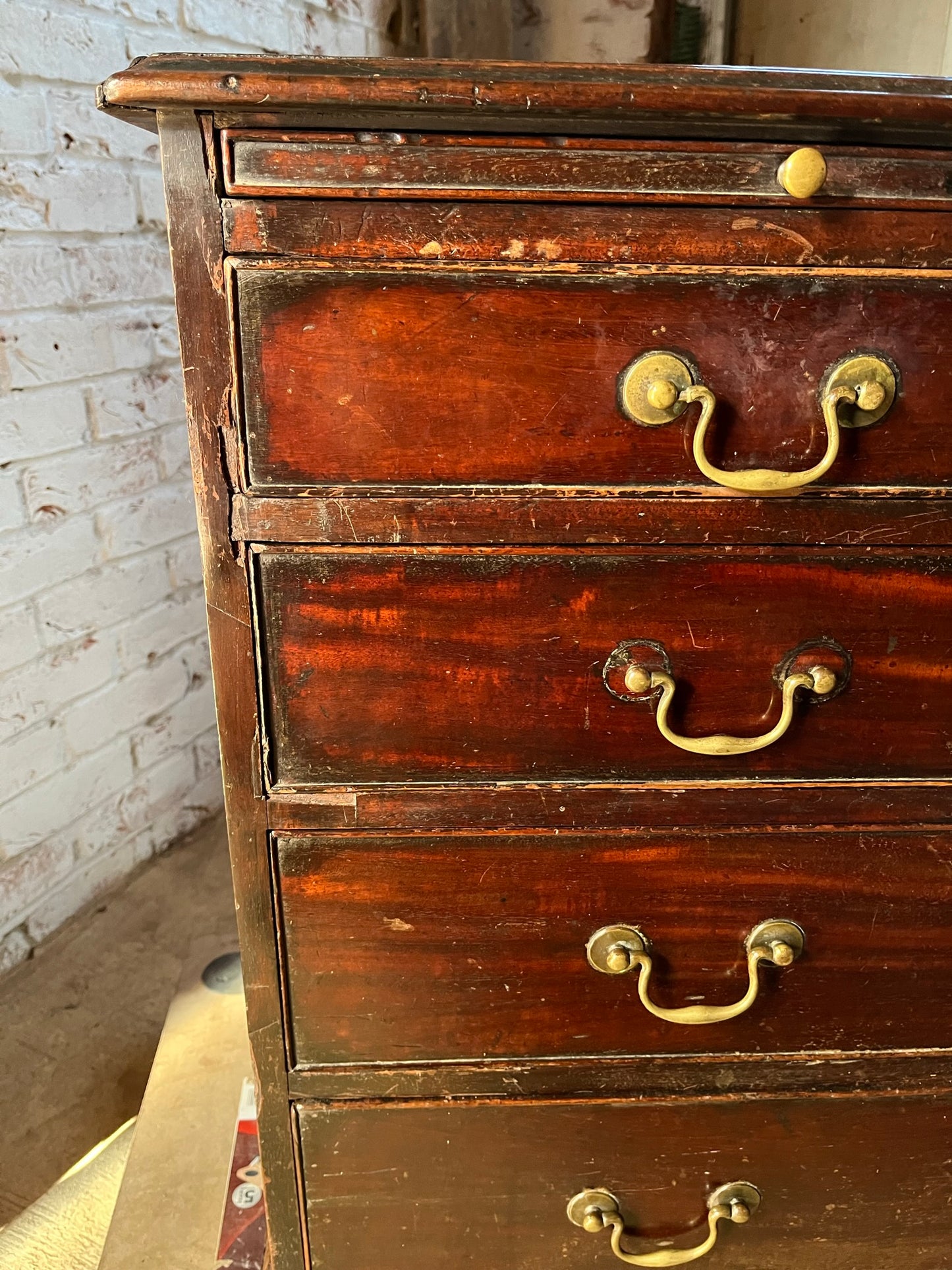 Georgian mahogany bachelor chest of drawers.