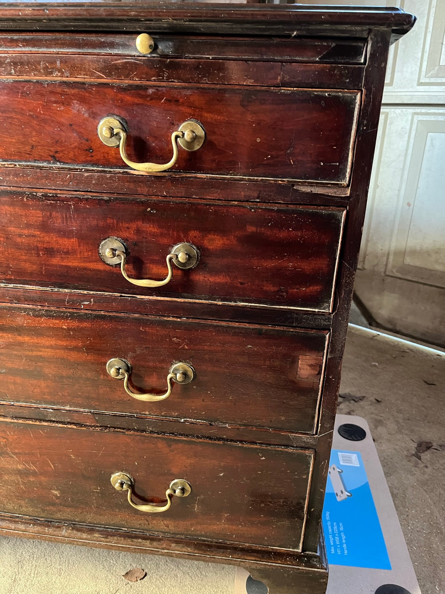 Georgian mahogany bachelor chest of drawers.