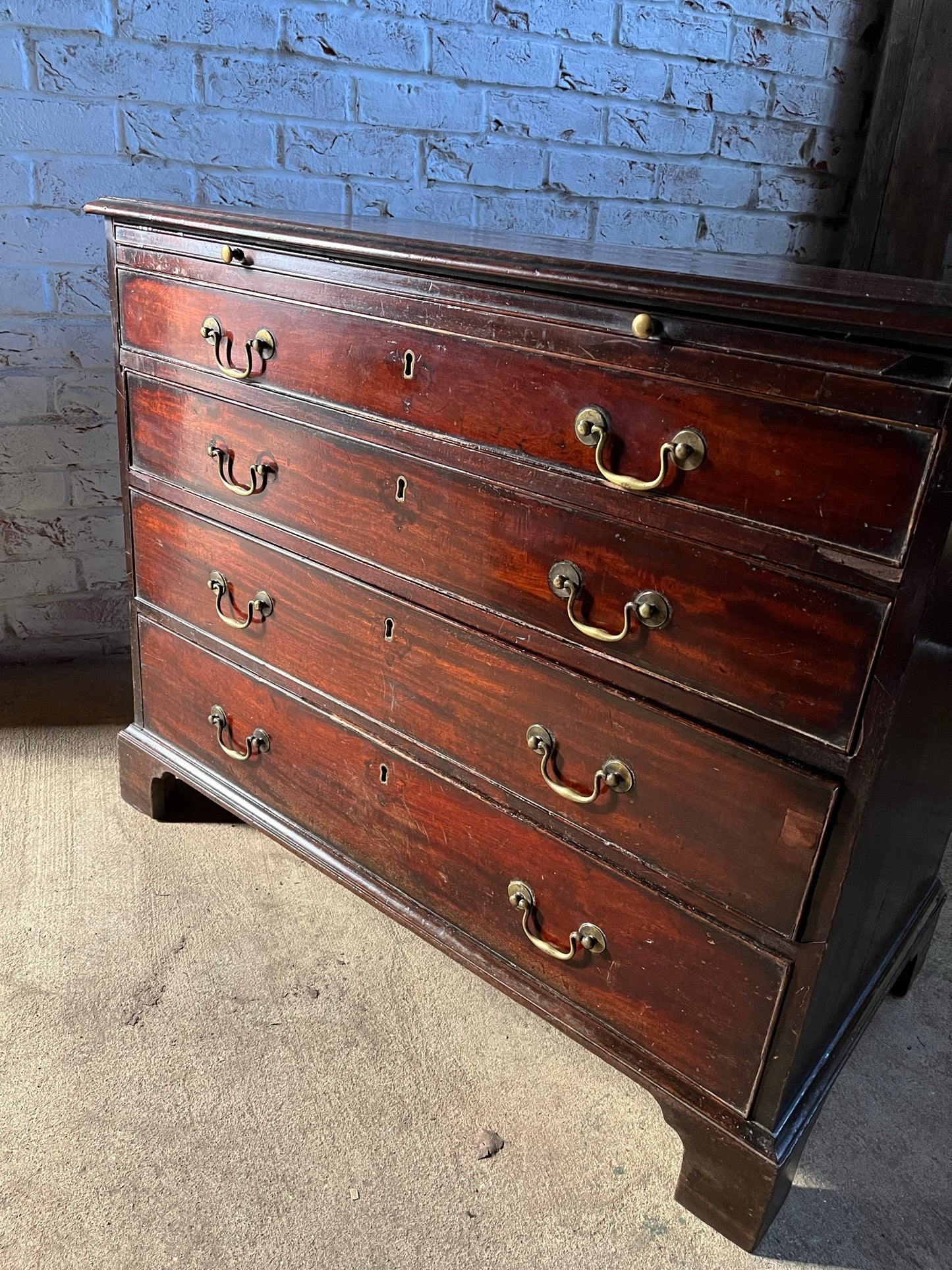 Georgian mahogany bachelor chest of drawers.