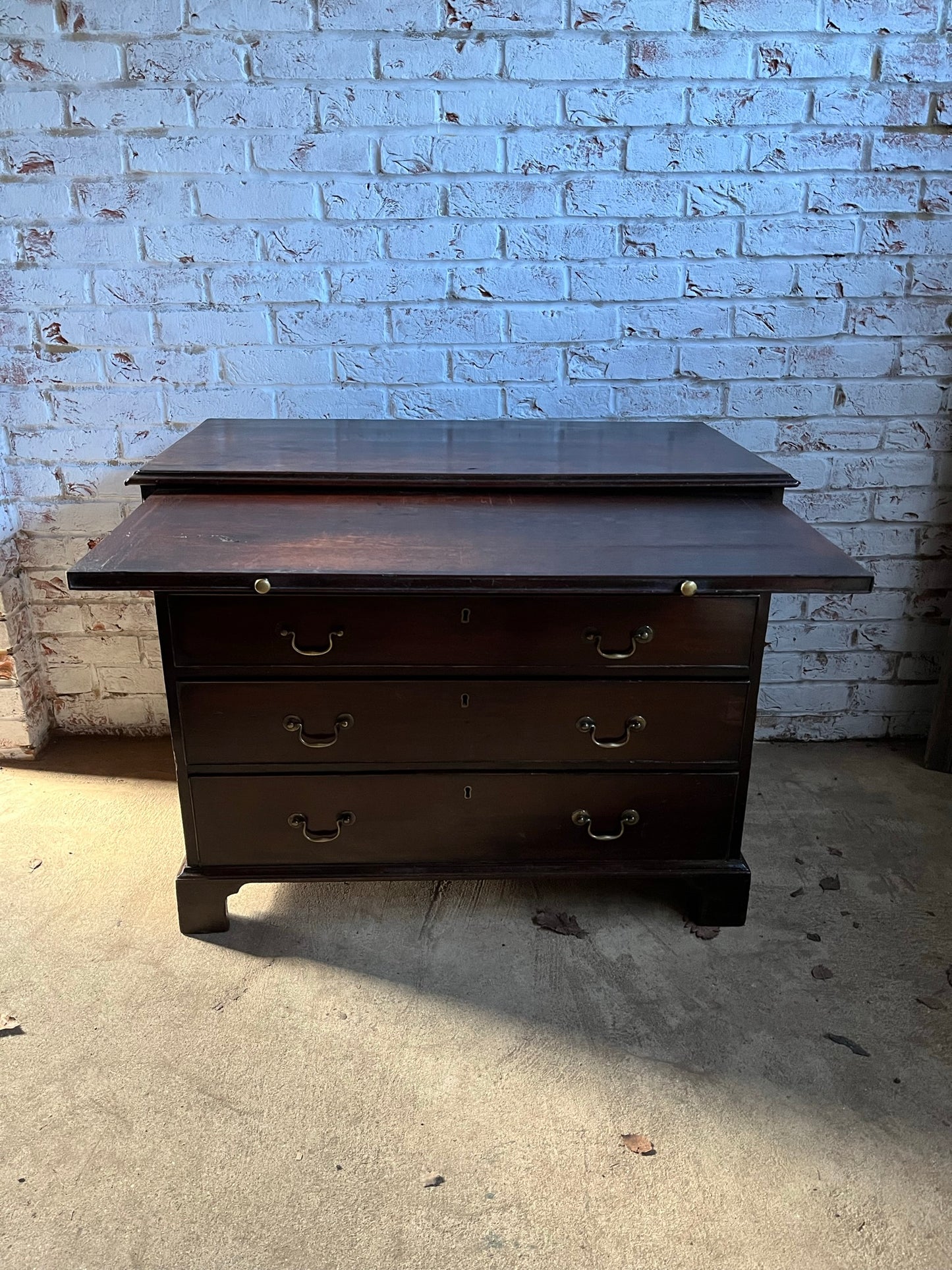 Georgian mahogany bachelor chest of drawers.