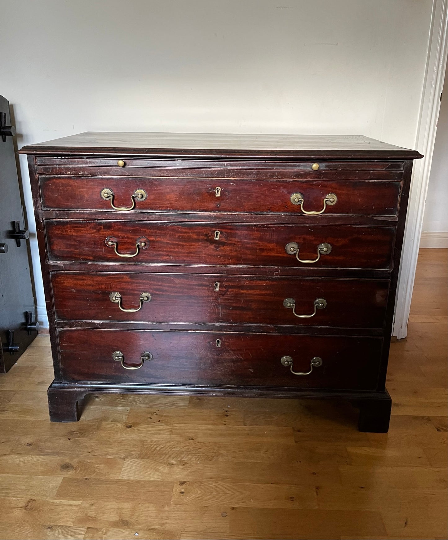 Georgian mahogany bachelor chest of drawers.