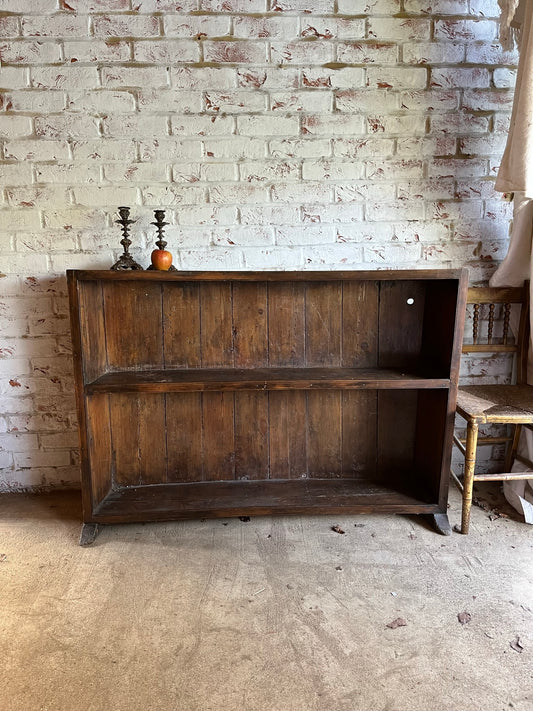 Rare early 18th-century concave pine open bookshelves or bookcase.