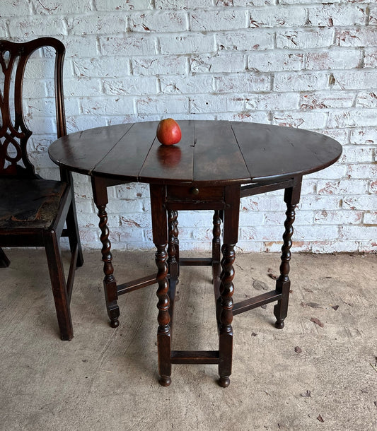 Small 18th century Georgian oak gateleg table.