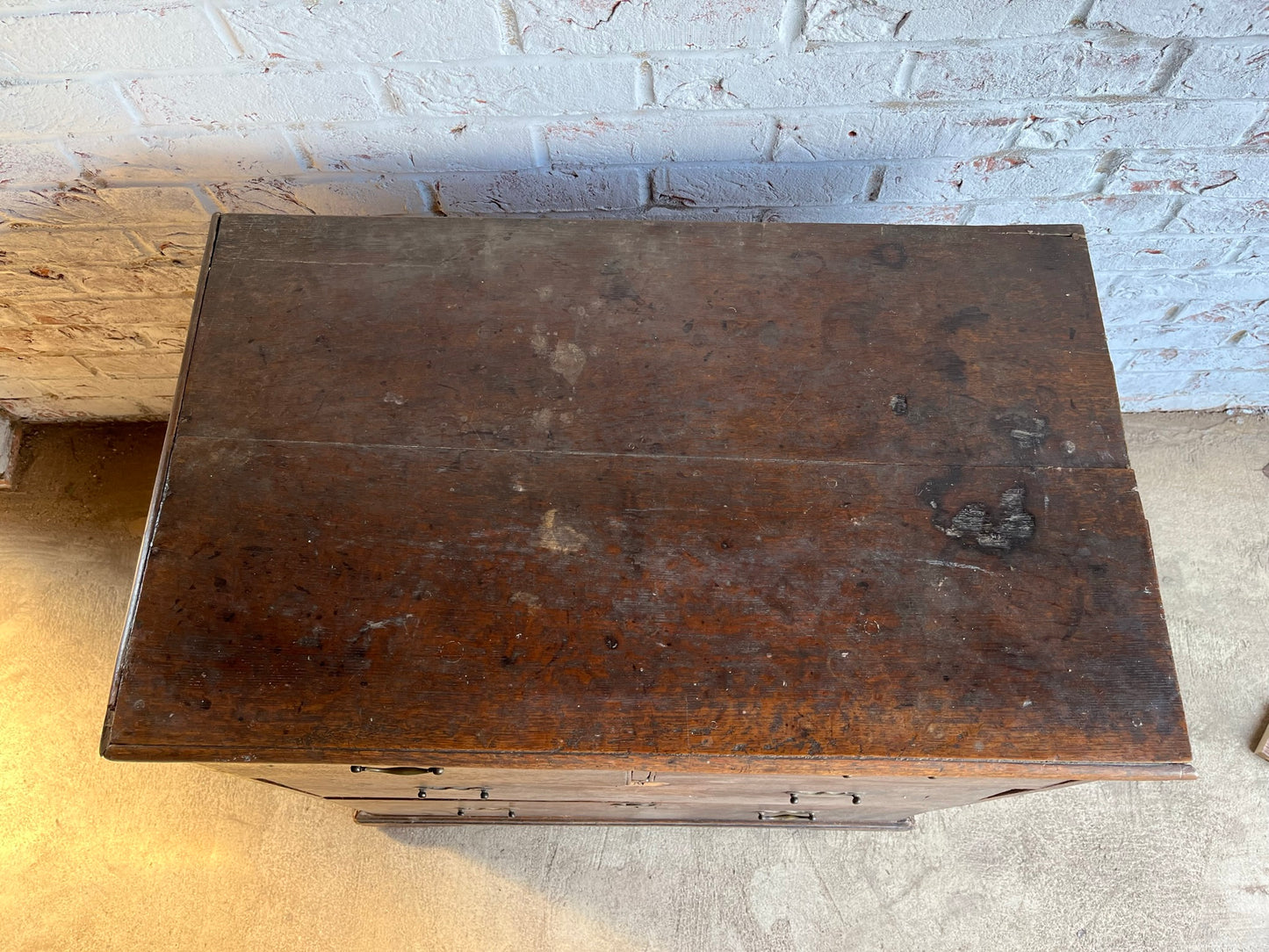 Small Georgian oak chest of drawers.