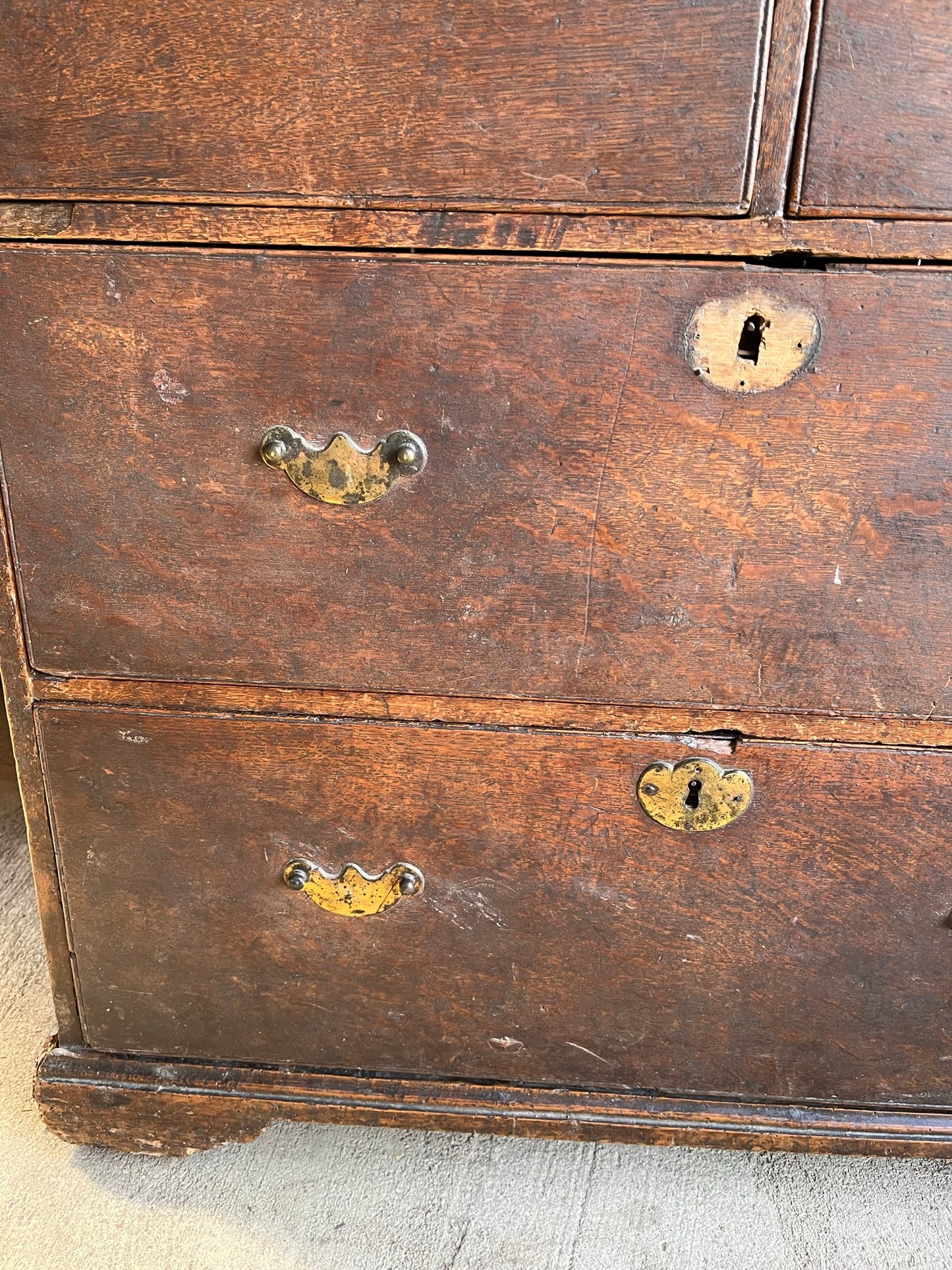 Small Georgian oak chest of drawers.