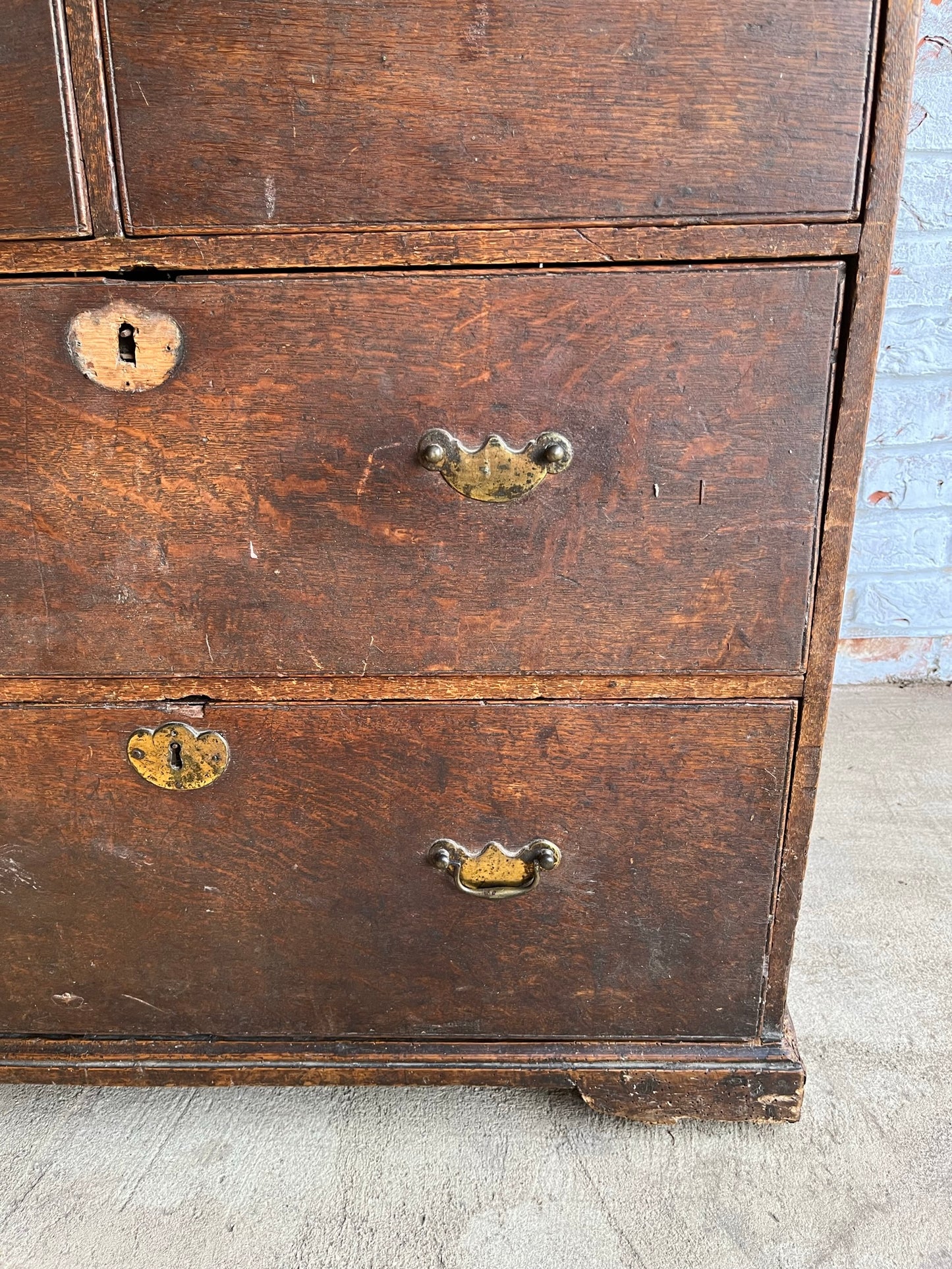 Small Georgian oak chest of drawers.