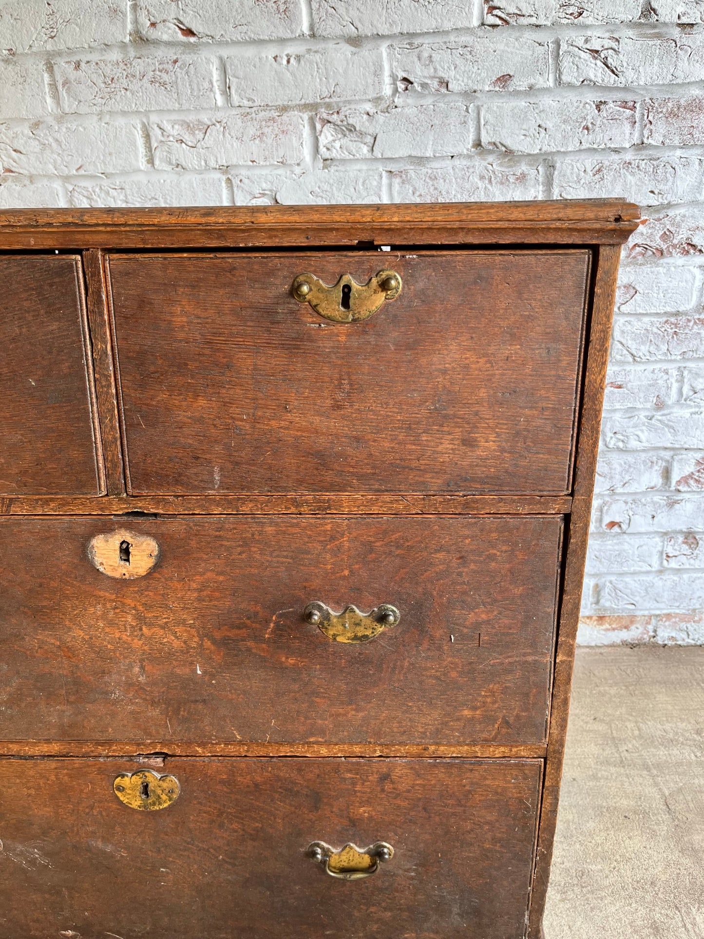 Small Georgian oak chest of drawers.