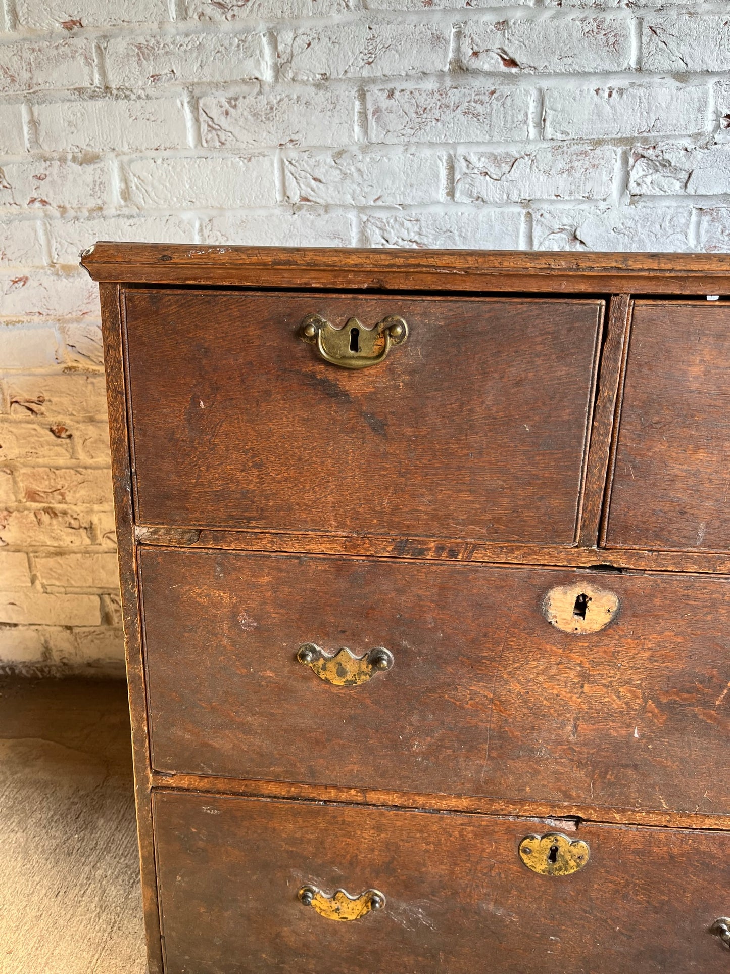 Small Georgian oak chest of drawers.