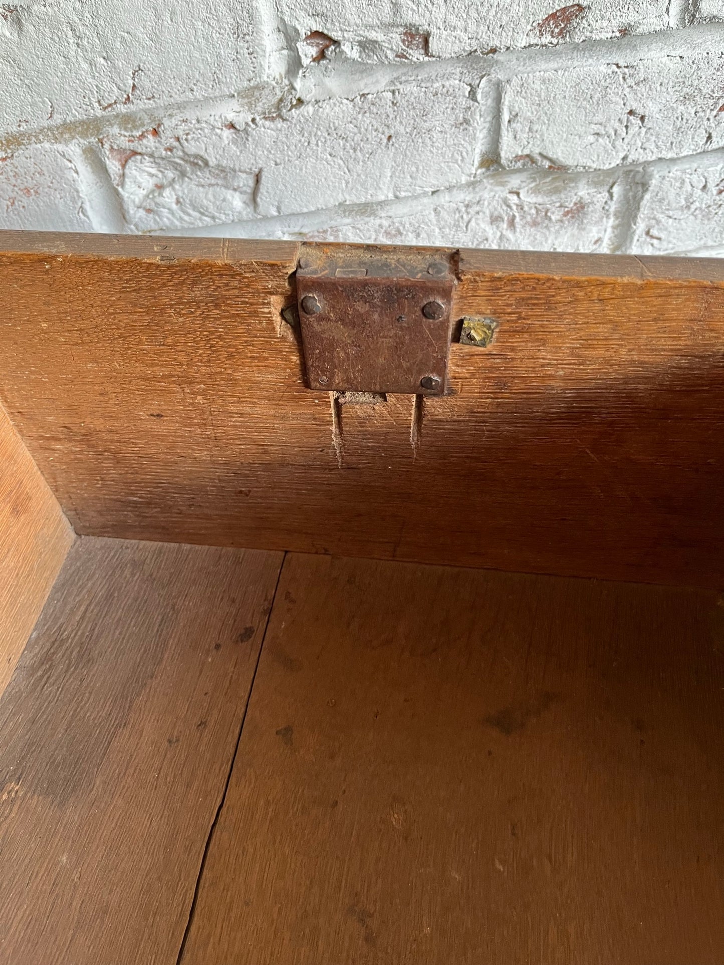 Small Georgian oak chest of drawers.