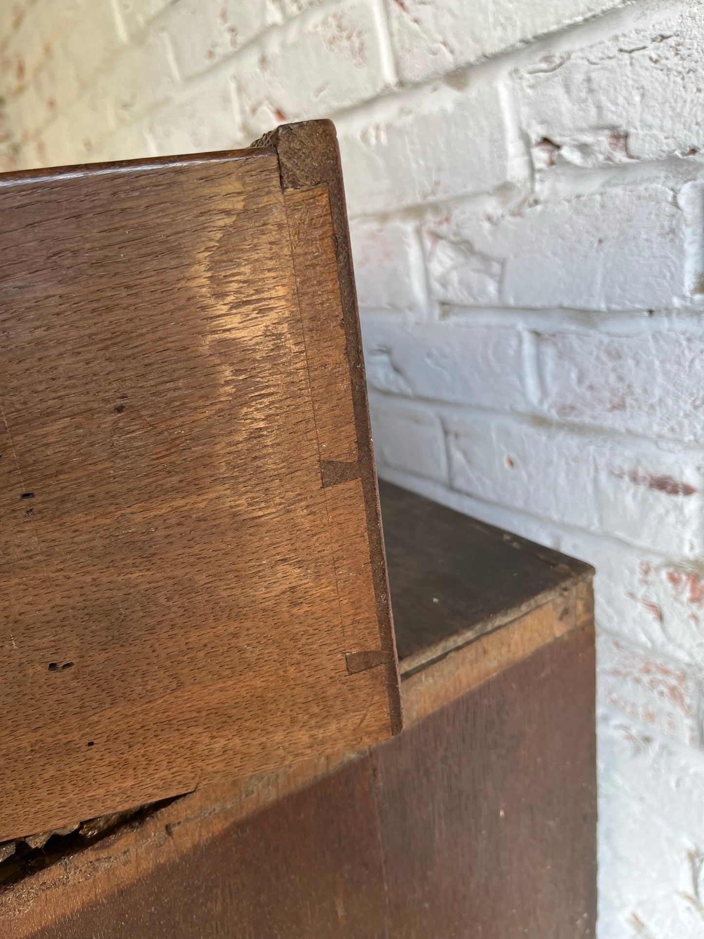 Small Georgian oak chest of drawers.