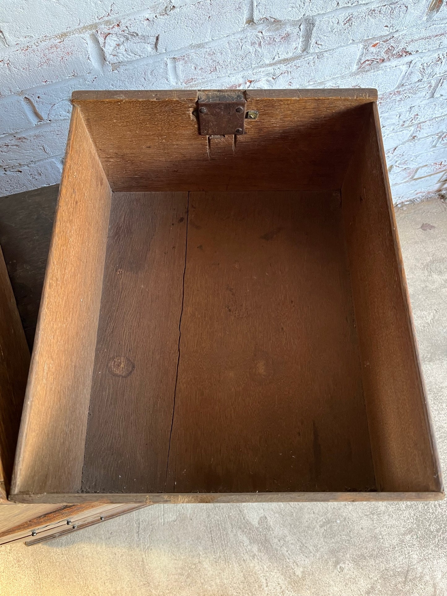 Small Georgian oak chest of drawers.