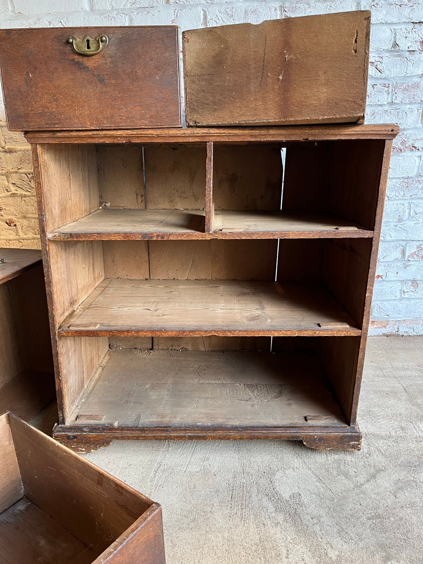 Small Georgian oak chest of drawers.