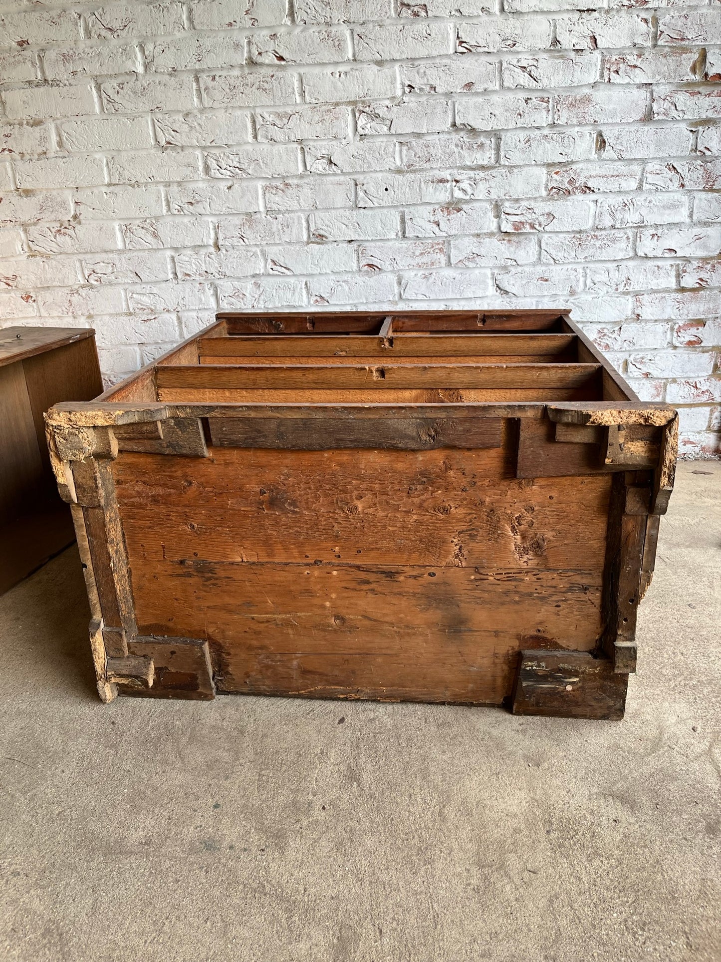 Small Georgian oak chest of drawers.
