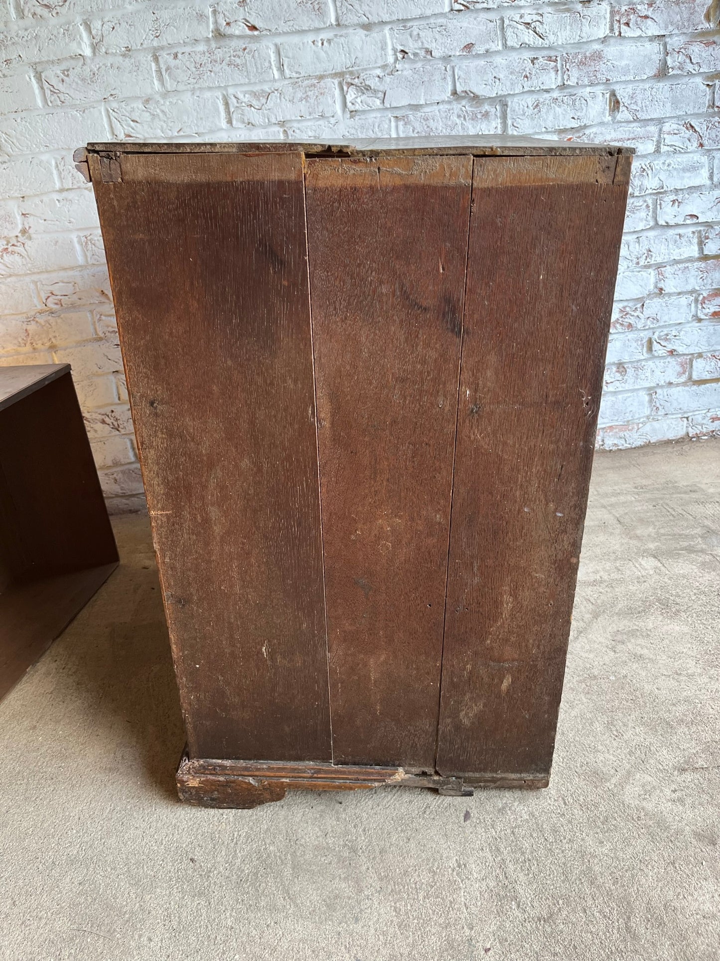 Small Georgian oak chest of drawers.