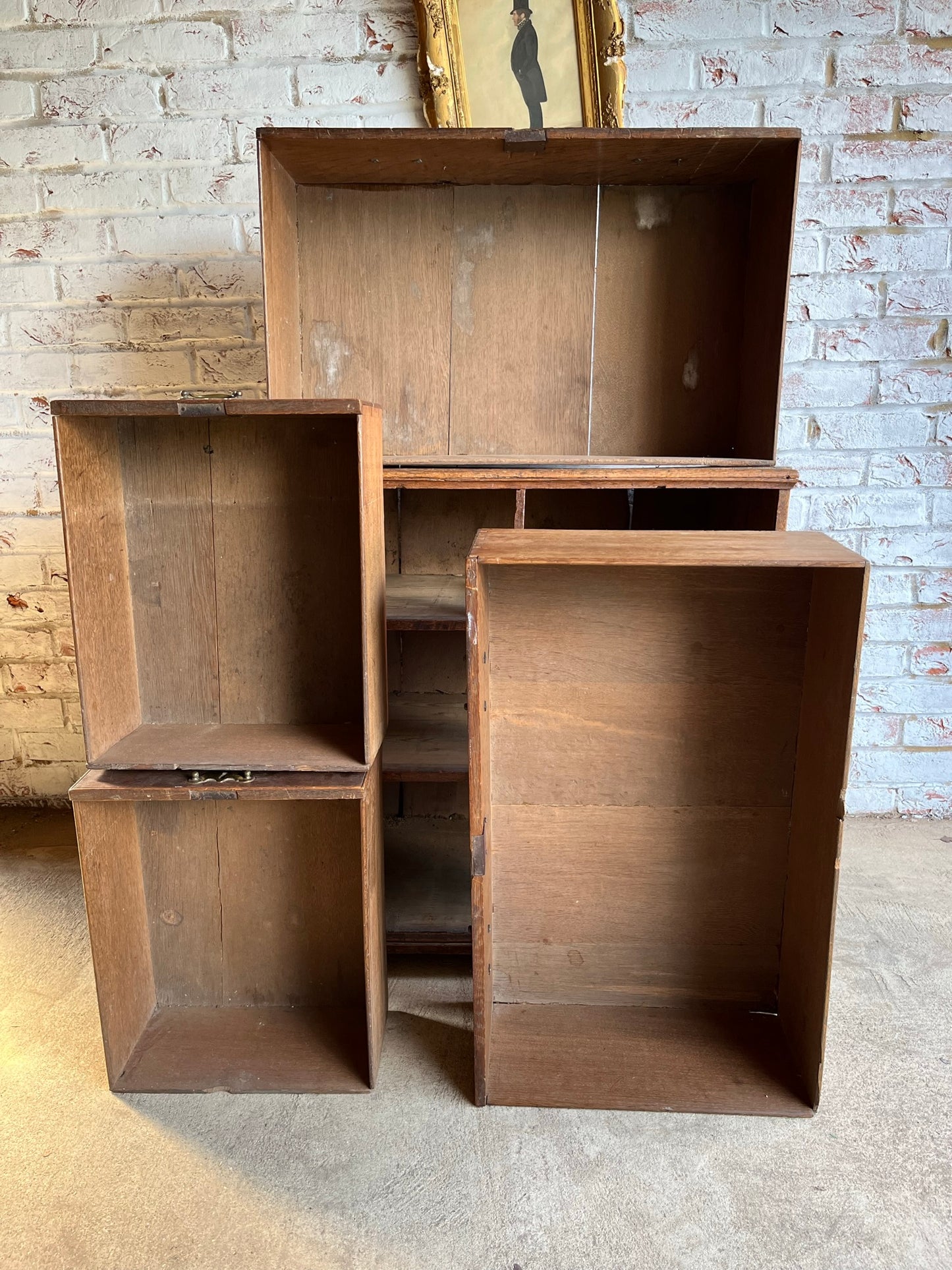 Small Georgian oak chest of drawers.