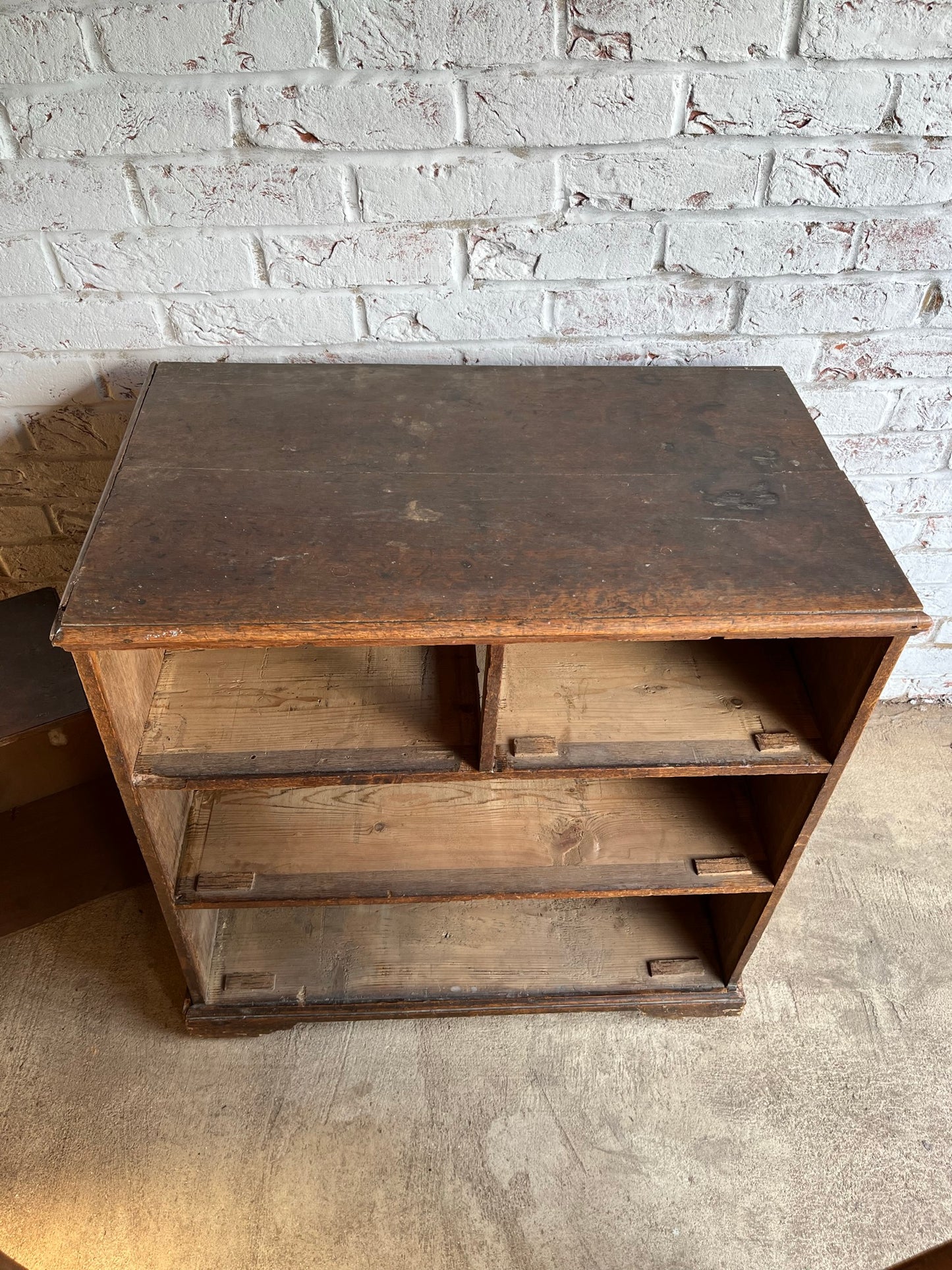 Small Georgian oak chest of drawers.
