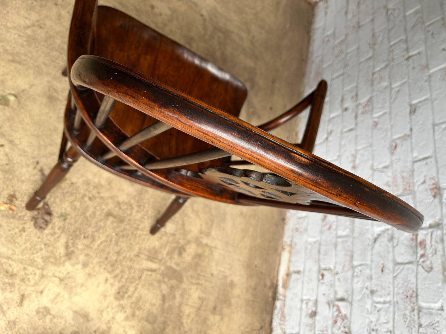 Wheel back Windsor armchair.