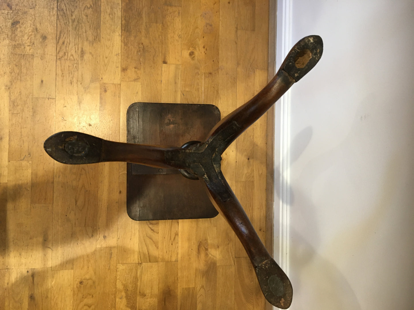 Georgian mahogany wine tripod table