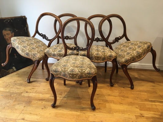 Set of 5 walnut Victorian balloon-back chairs, circa 1860.