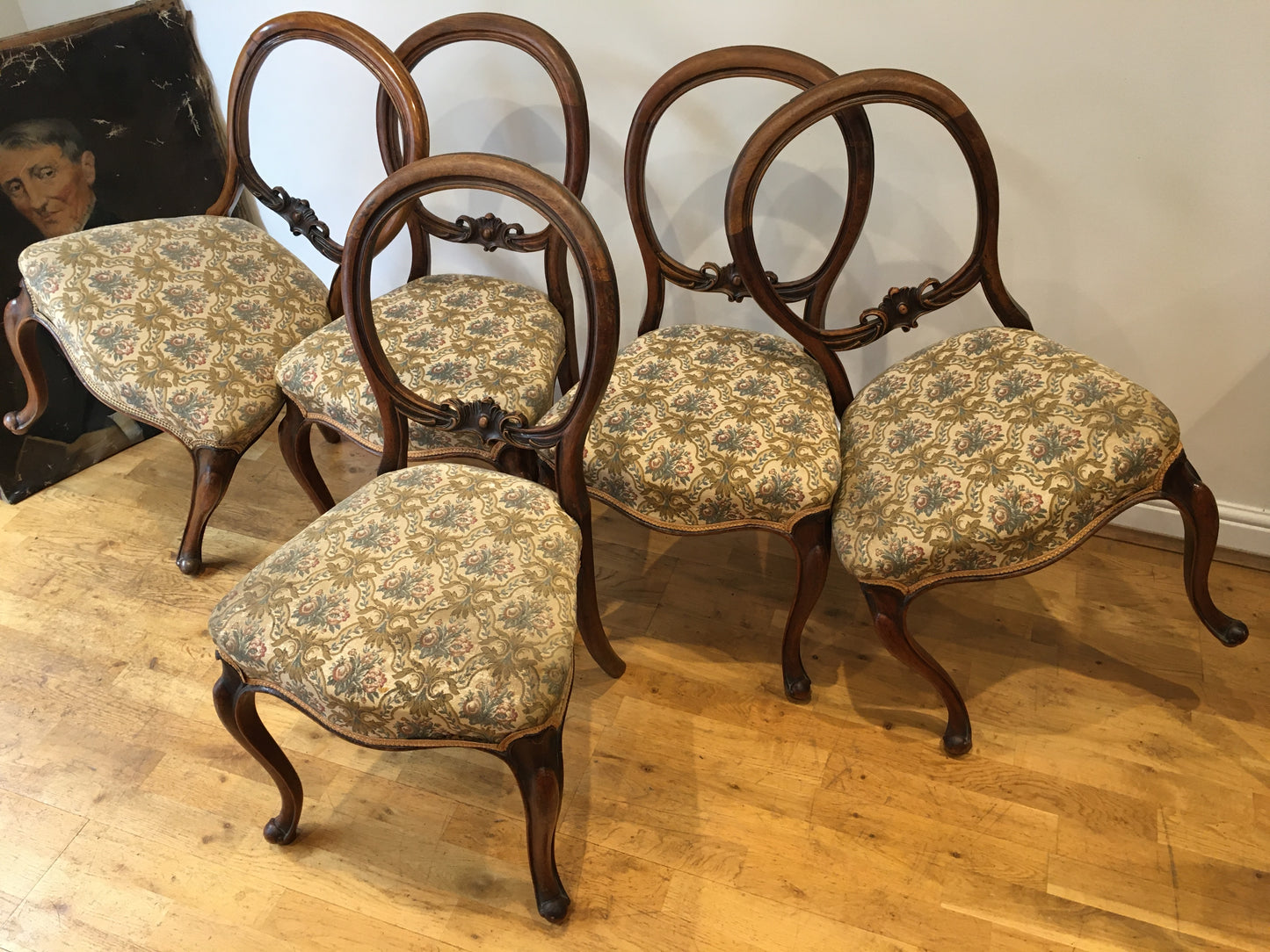 Set of 5 walnut Victorian balloon-back chairs, circa 1860.