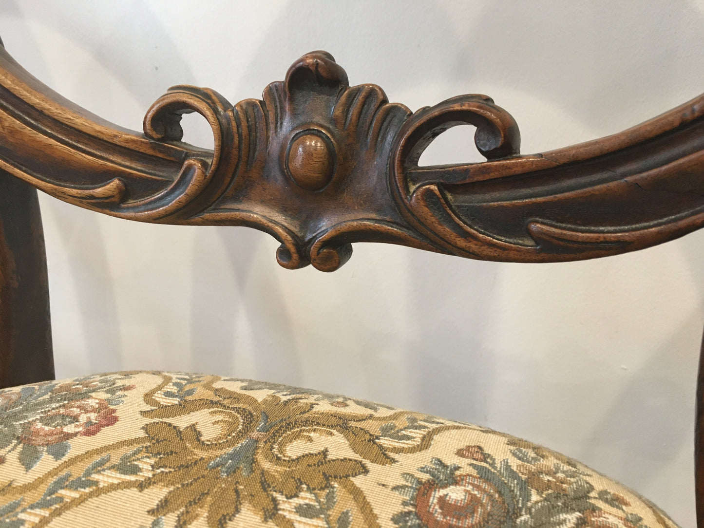 Set of 5 walnut Victorian balloon-back chairs, circa 1860.
