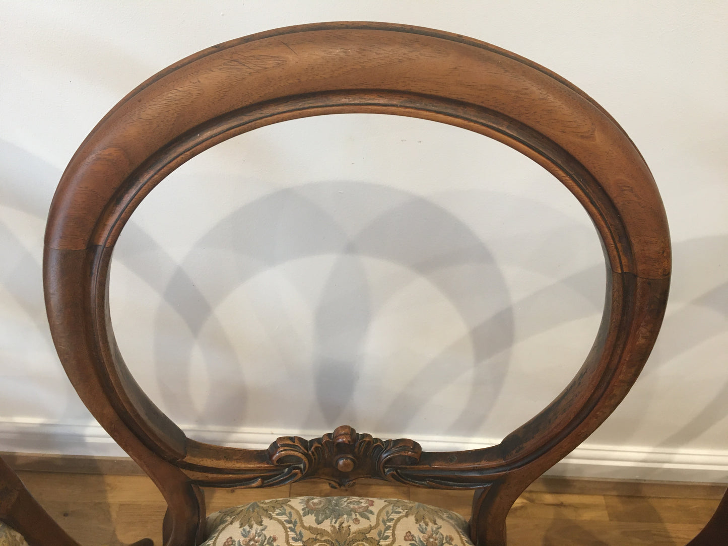 Set of 5 walnut Victorian balloon-back chairs, circa 1860.