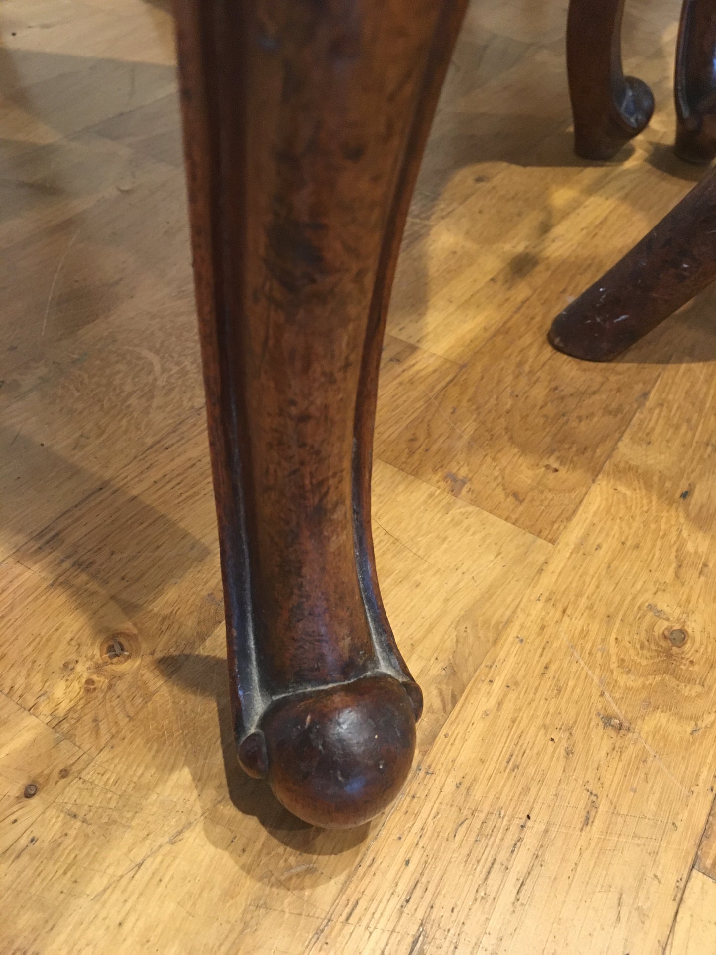 Set of 5 walnut Victorian balloon-back chairs, circa 1860.