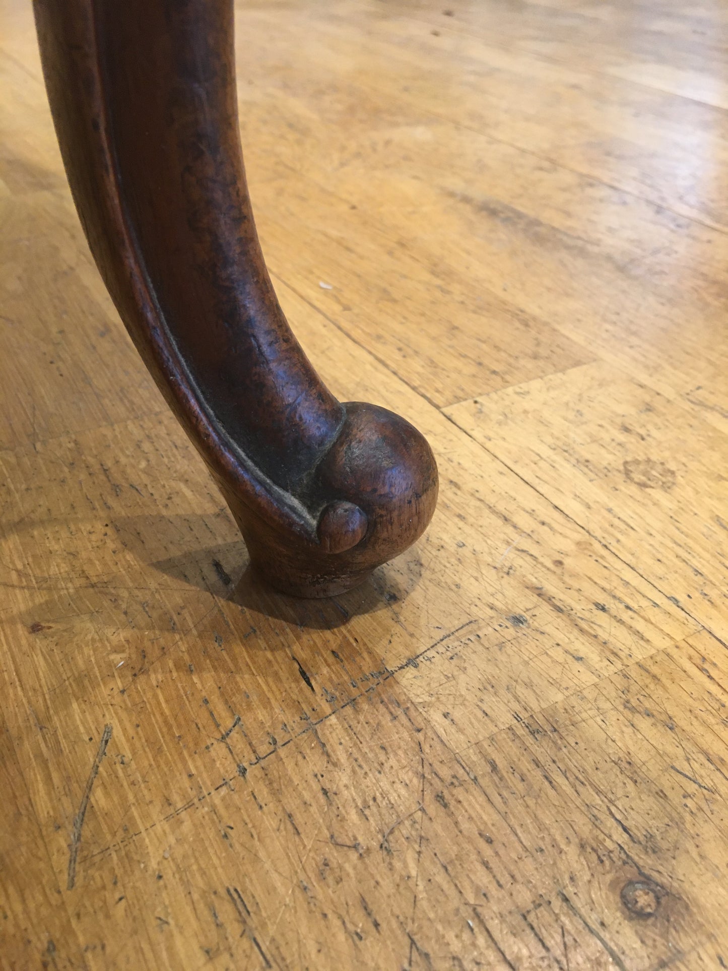 Set of 5 walnut Victorian balloon-back chairs, circa 1860.