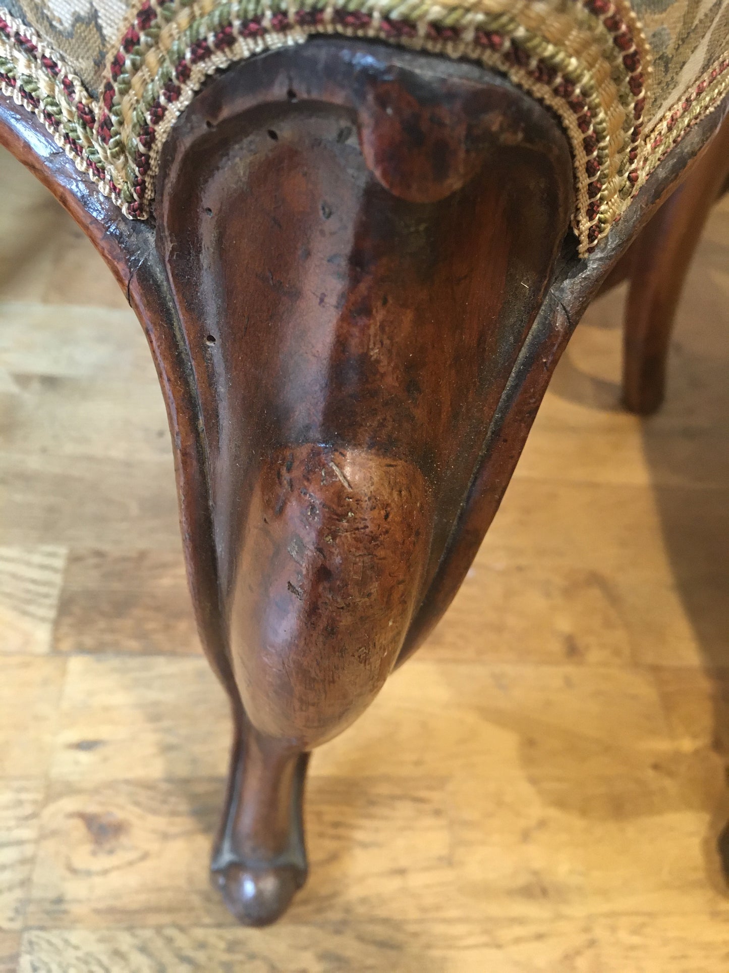 Set of 5 walnut Victorian balloon-back chairs, circa 1860.