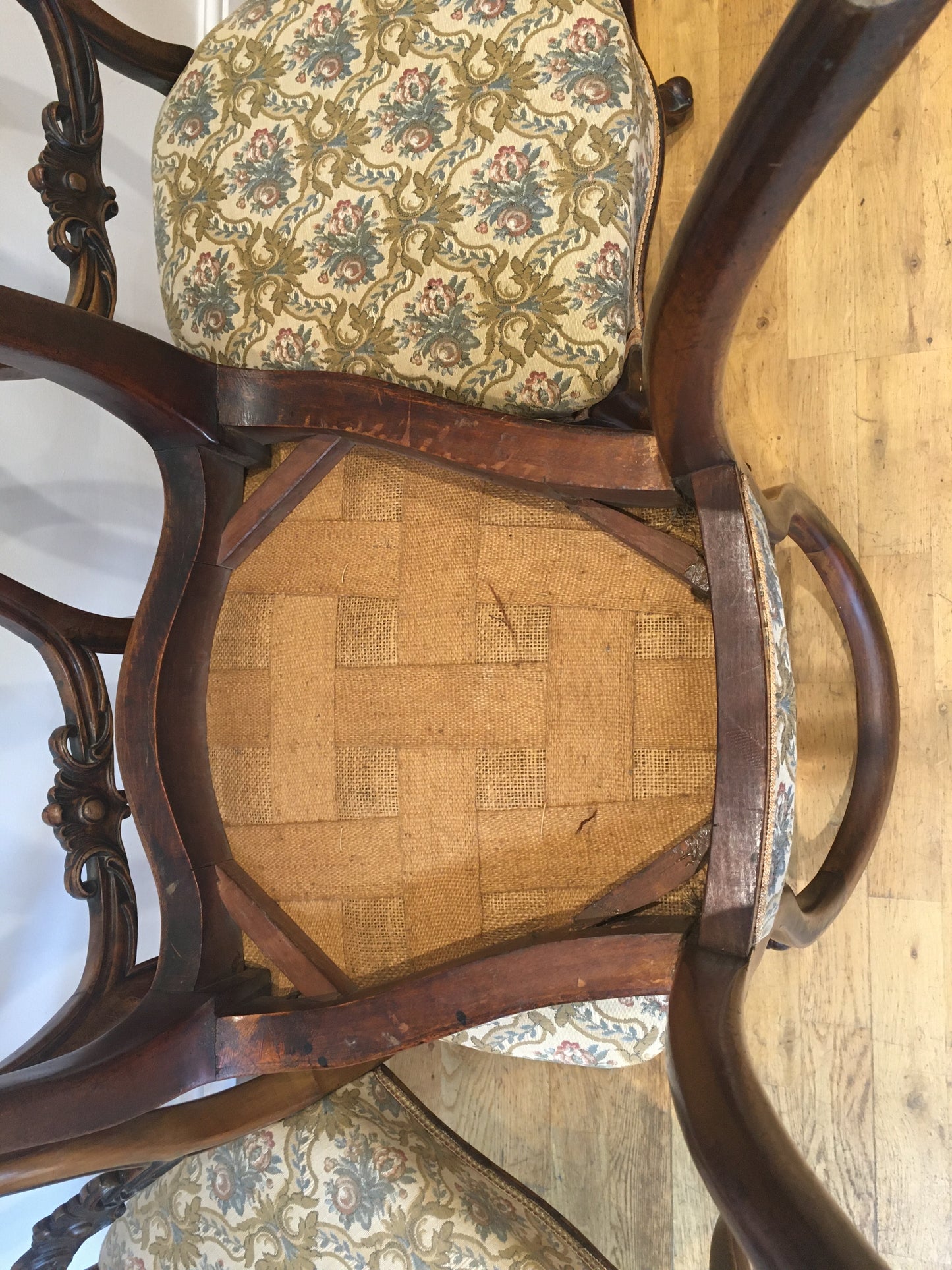 Set of 5 walnut Victorian balloon-back chairs, circa 1860.