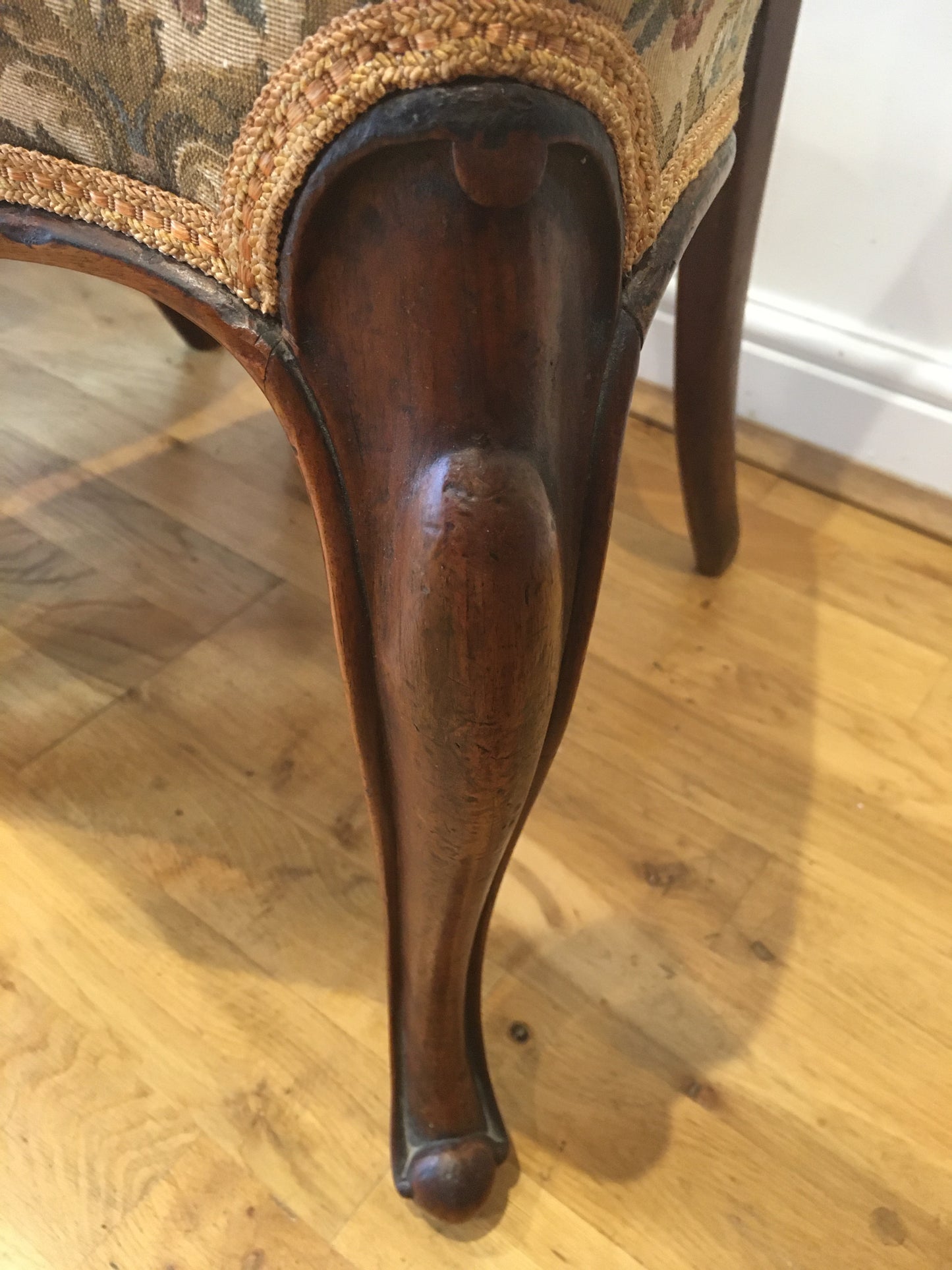 Set of 5 walnut Victorian balloon-back chairs, circa 1860.