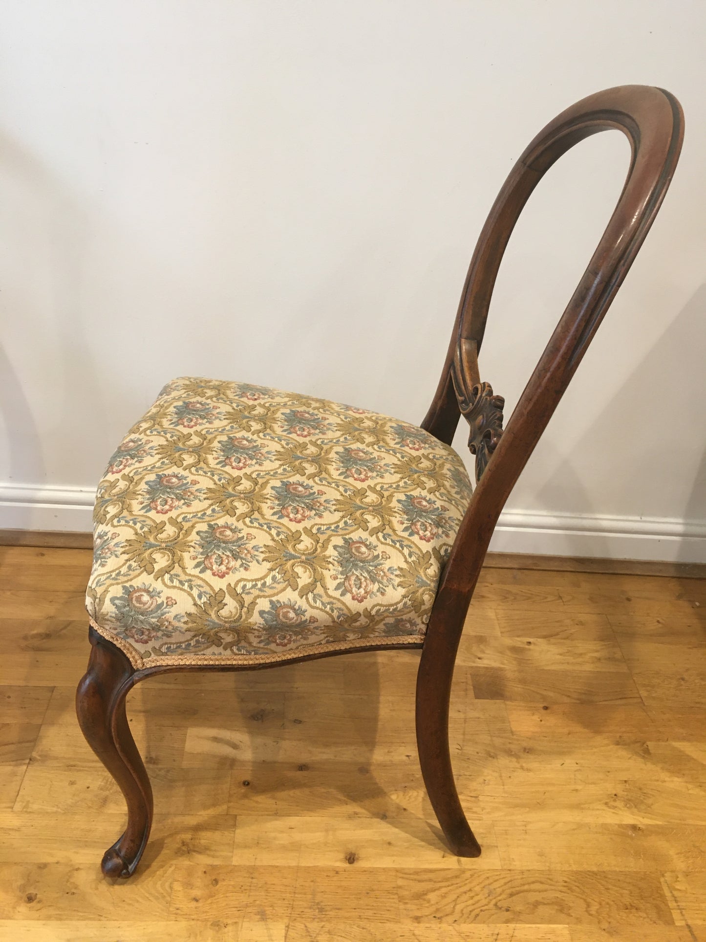 Set of 5 walnut Victorian balloon-back chairs, circa 1860.