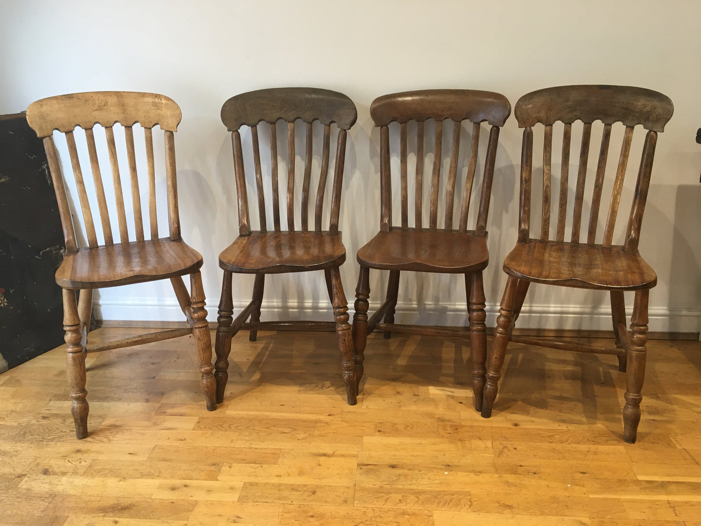 4 Windsor country kitchen chairs