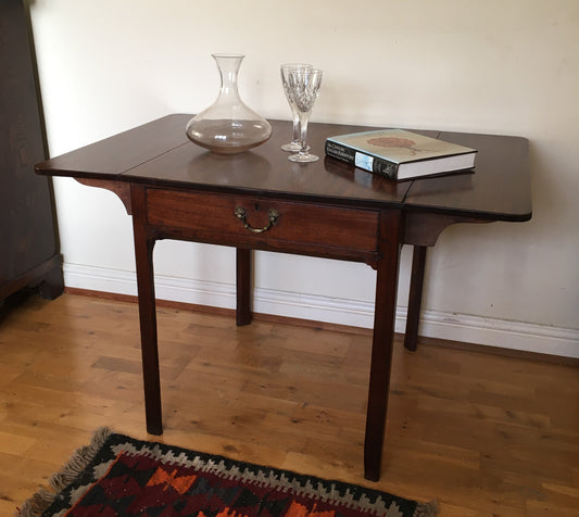 Georgian mahogany pembroke occasional table.