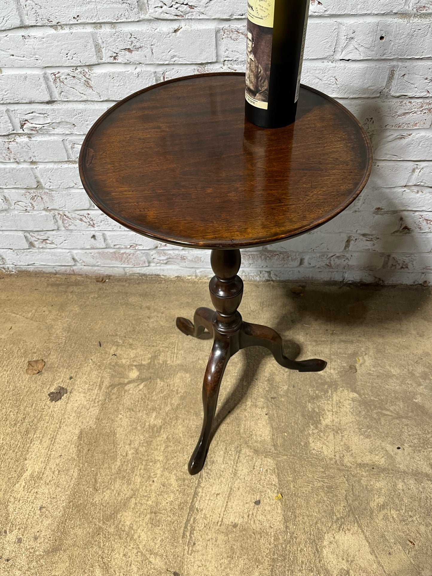 Georgian wine table / lamp table/ tripod table.
