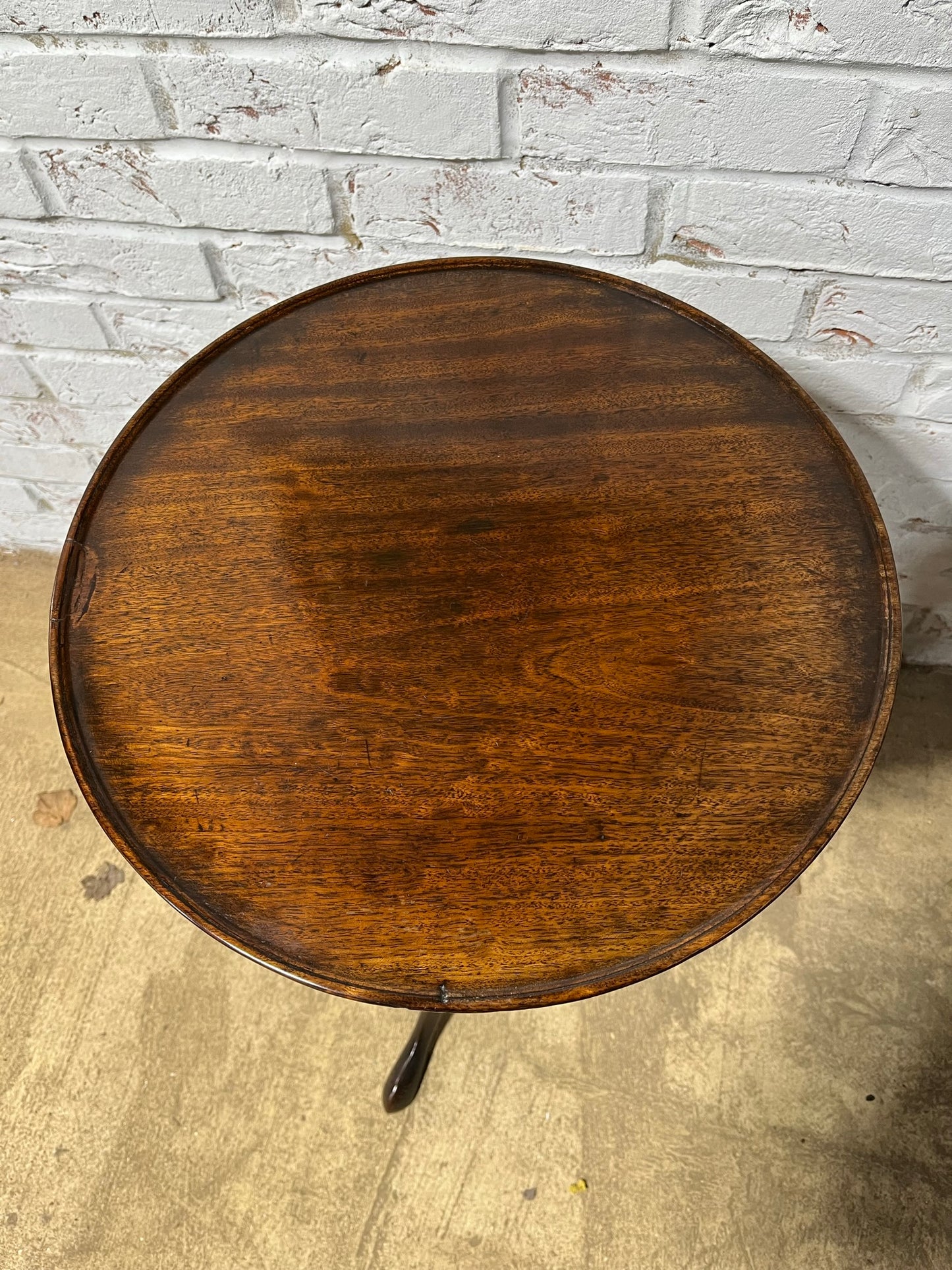 Georgian wine table / lamp table/ tripod table.