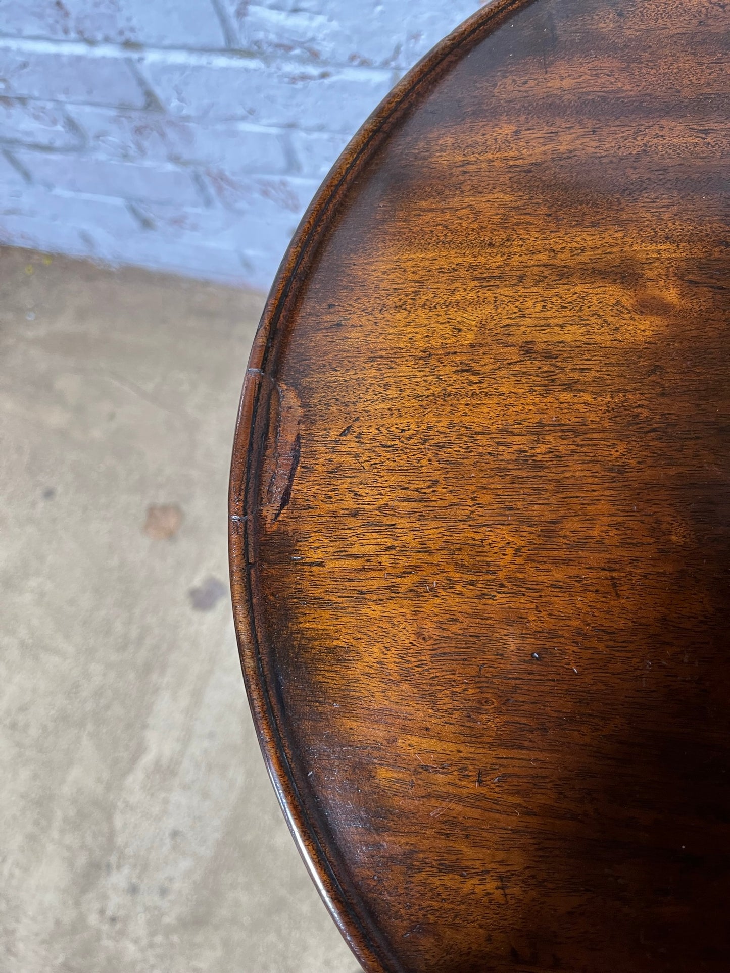 Georgian wine table / lamp table/ tripod table.