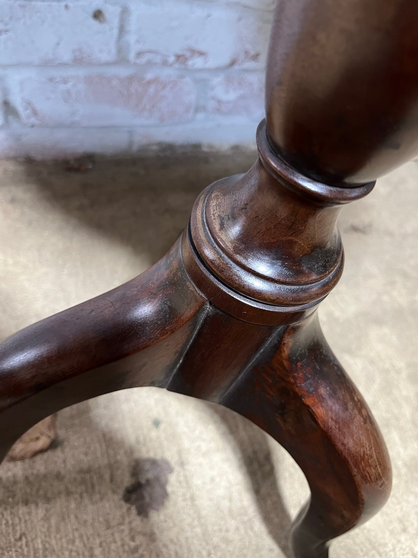 Georgian wine table / lamp table/ tripod table.
