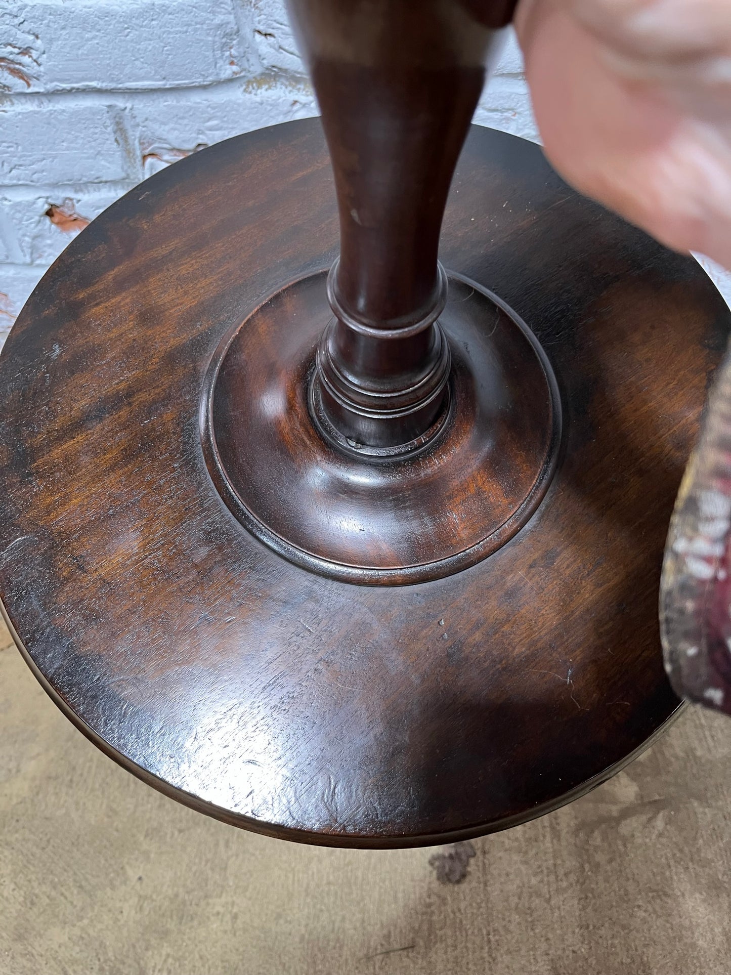Georgian wine table / lamp table/ tripod table.