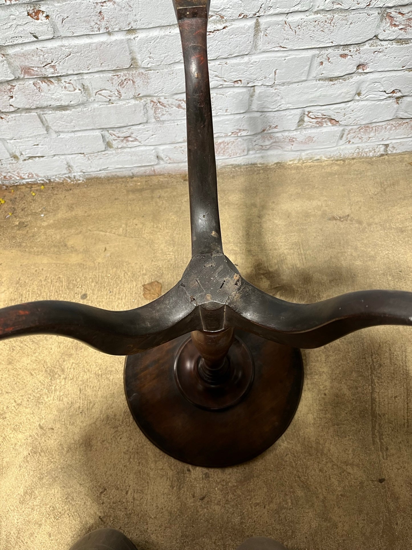 Georgian wine table / lamp table/ tripod table.