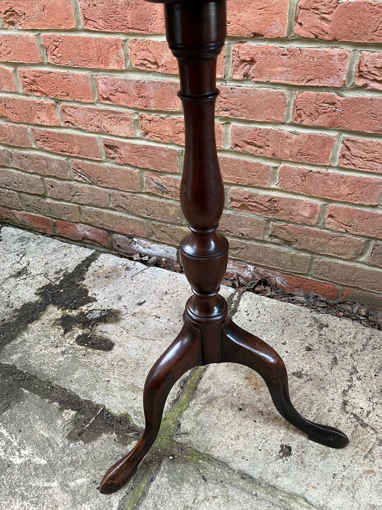 Georgian wine table / lamp table/ tripod table.