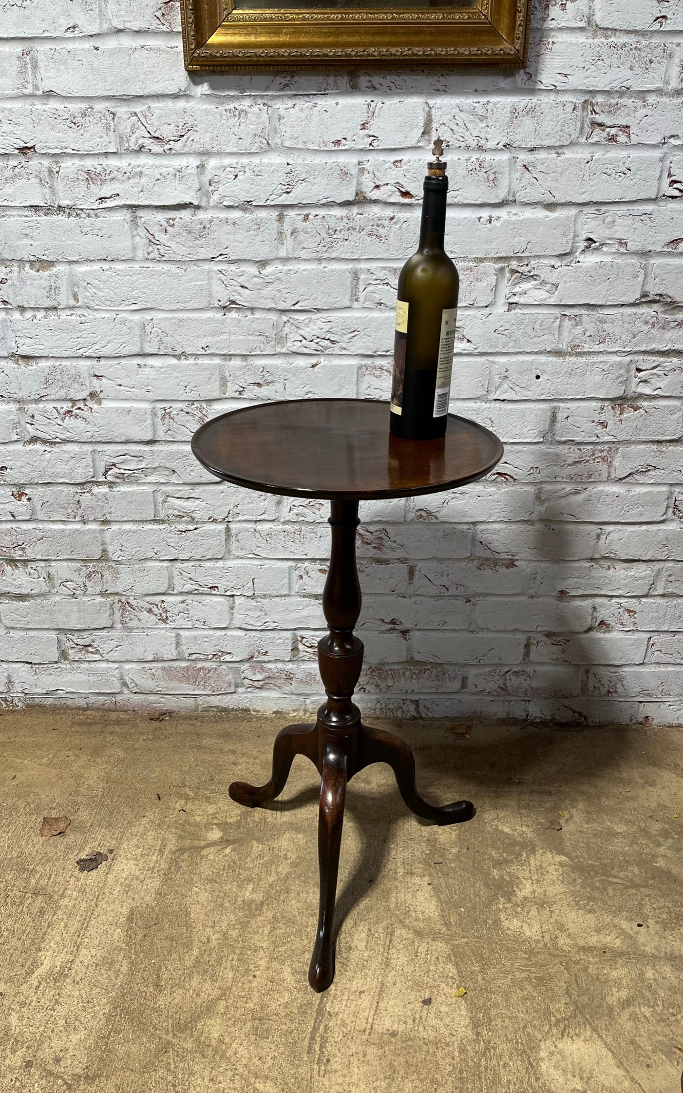 Georgian wine table / lamp table/ tripod table.