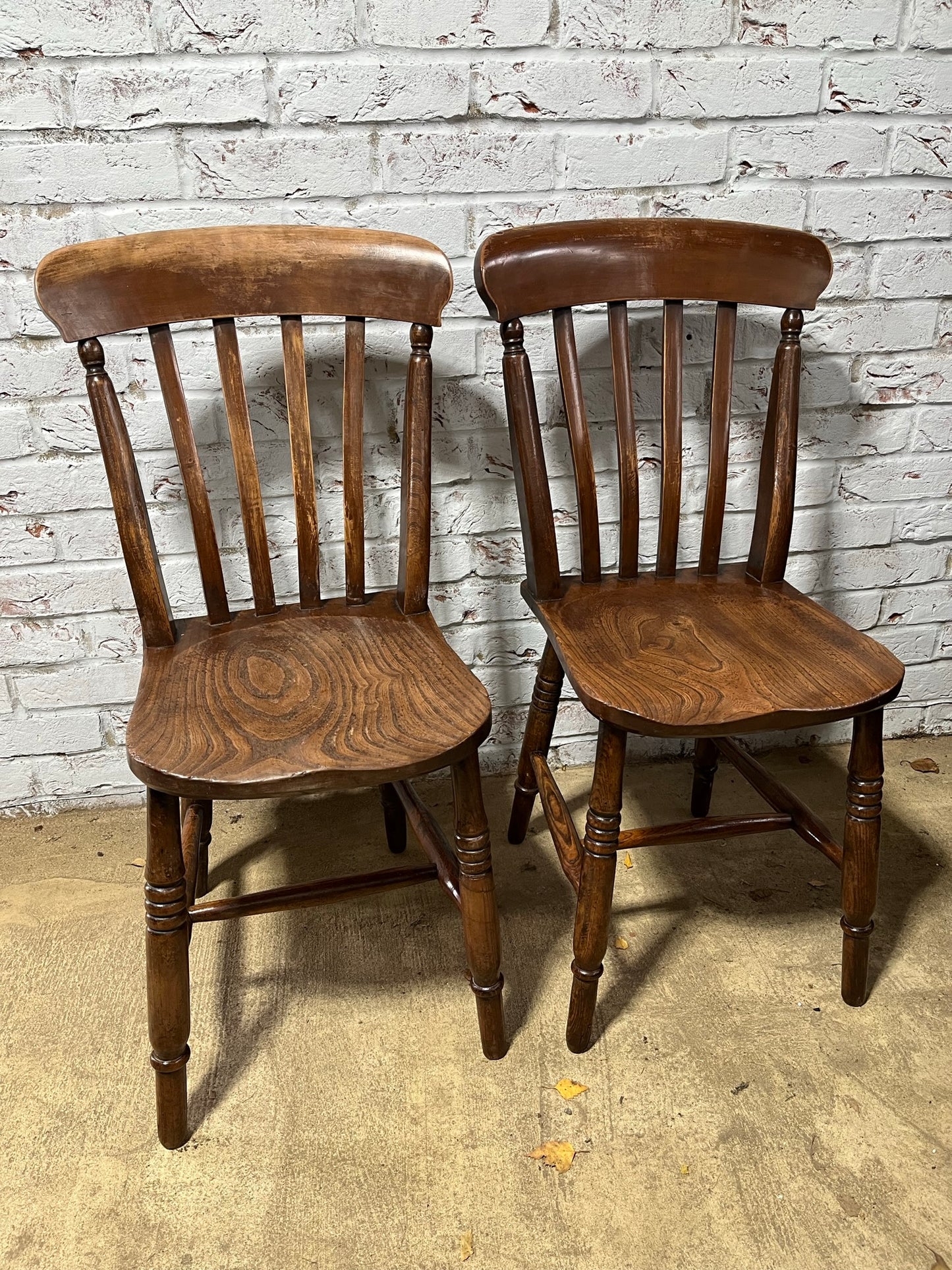Pair of good Victorian elm Windsor lath back or slat back kitchen chairs.
