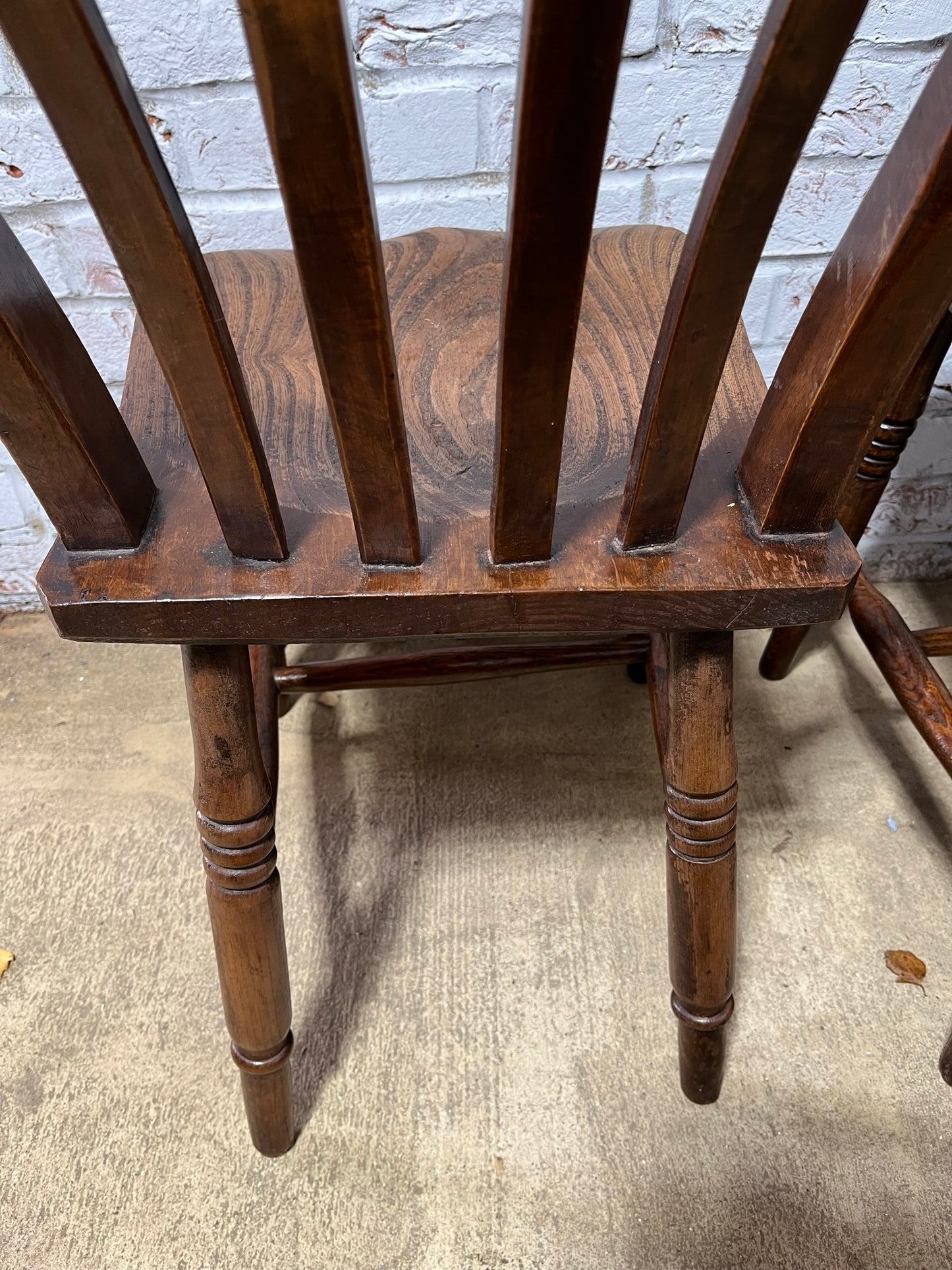 Pair of good Victorian elm Windsor lath back or slat back kitchen chairs.